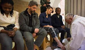 Pope Francis washes feet